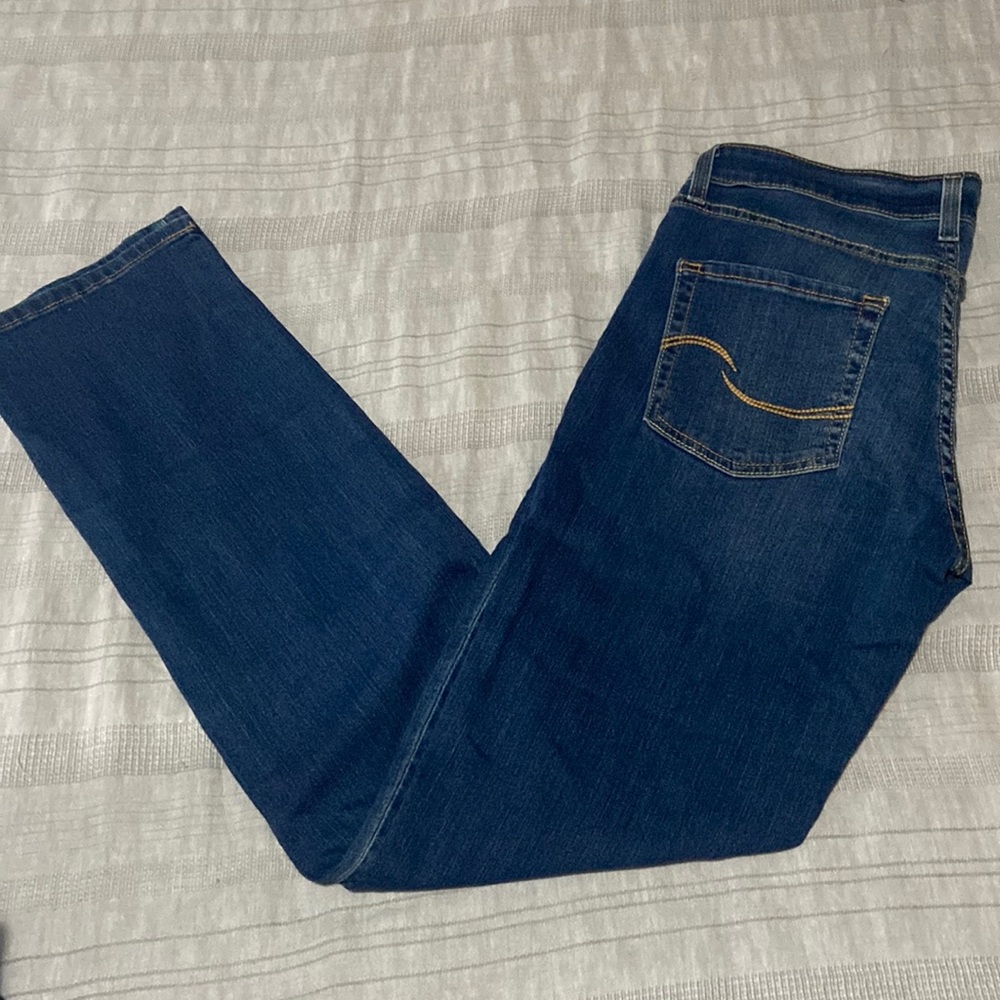 Signature by Levi Strauss & Co. Women’s size 8 modern Straight
